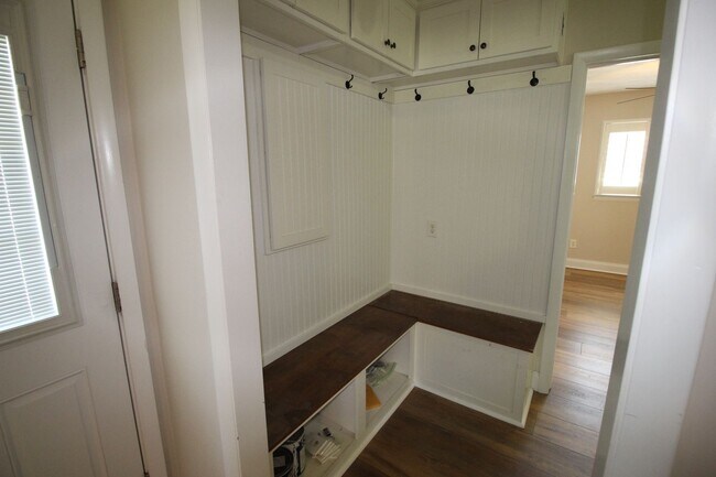 Building Photo - Beautiful Single Family Home in Great Neck Estates