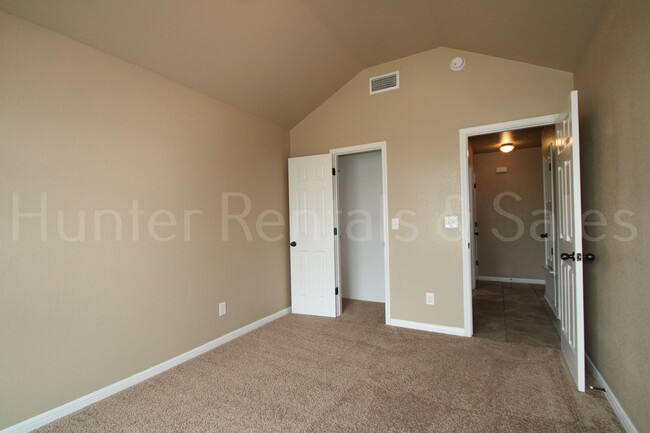 Building Photo - Spacious Three-Bedroom!