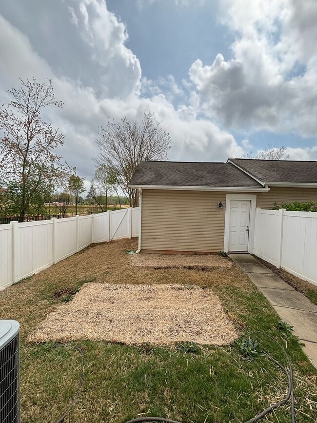 Building Photo - Renovated 3Bd, 2.5Ba End Unit Lake Norman Townhome with Fenced-in Yard and 1 Car Garage Coming Soon