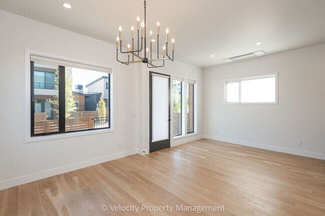 Building Photo - M713