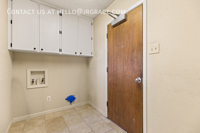 Building Photo - 429 Lindenwood Ln W