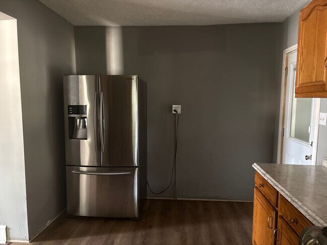 Building Photo - 2-3 Bedroom 1 Bath House-York City SD