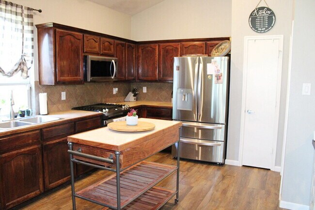 Building Photo - "Spacious 3-Bedroom 2-Bath Retreat in Fort...
