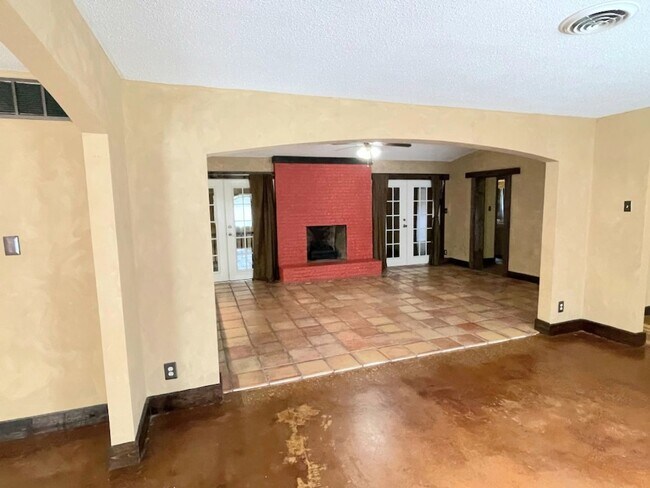 Building Photo - Beautiful home with lots of exterior space!