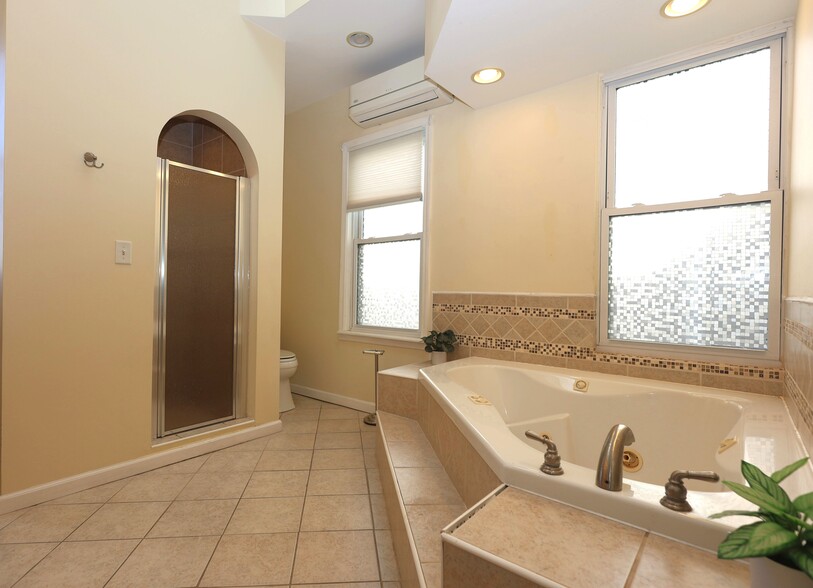 Building Photo - 316 Ella St