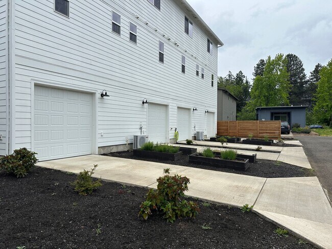 Building Photo - Beautiful Three Bedroom Townhome in Sustai...