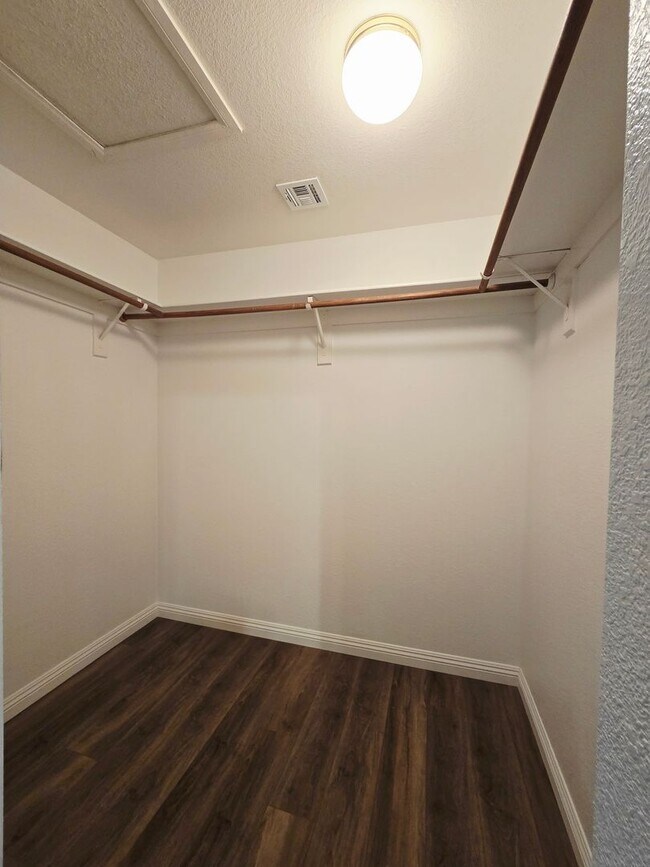 Building Photo - BEAUTIFUL 3BD/2BA WITH MANY UPGRADES!