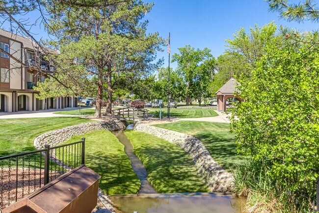 Building Photo - Easy Living Starts Here | 2 Bedroom Lakeside Condo