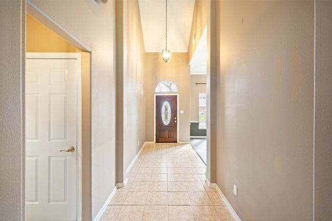 Building Photo - 406 Stockbridge Ln