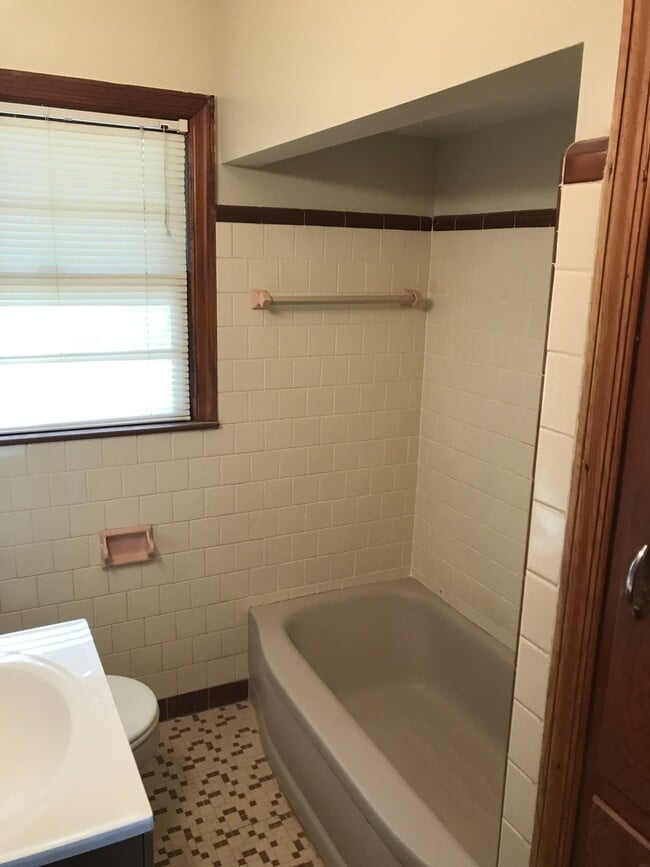 Building Photo - **UPCOMING**Nice 4 Bedroom / 1 Bathroom Ho...