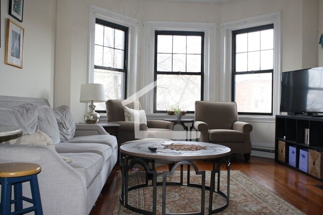 Building Photo - Washington Sq. Location. 3 Full Bathrooms, Porch, Central Heat/AC