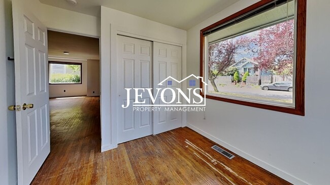 Building Photo - Charming 5-bedroom home near shopping, parks, and University of Puget Sound - Minutes from Cheney...