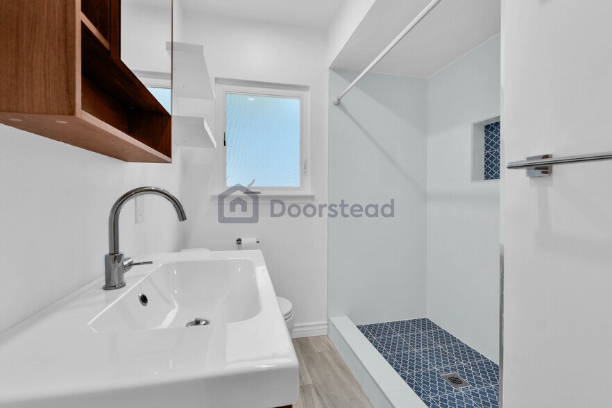 Building Photo - 5835 Bowcroft St