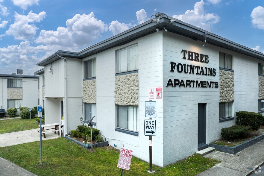 Primary Photo - Three Fountains