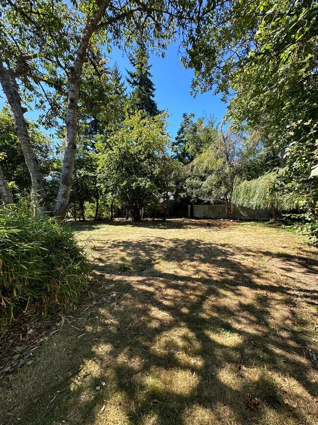 Building Photo - Updated 3-Bedroom Home with Deck & Garage in Mountlake Terrace!!!