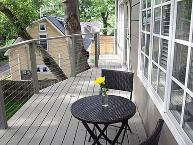 Building Photo - Upstairs Unit Only. Fabulous fully furnished 1BR/1BA Hillsboro cottage