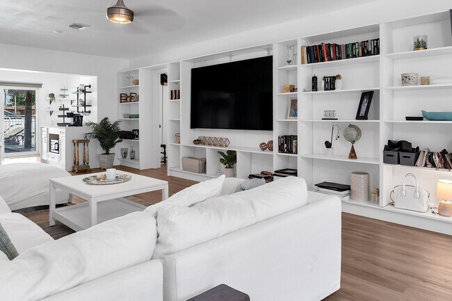 Building Photo - 2233 SE 15th St