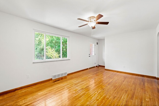 Building Photo - AVAILABLE AUGUST 1ST! STUNNING 3 BEDROOM IN BEECHVIEW!
