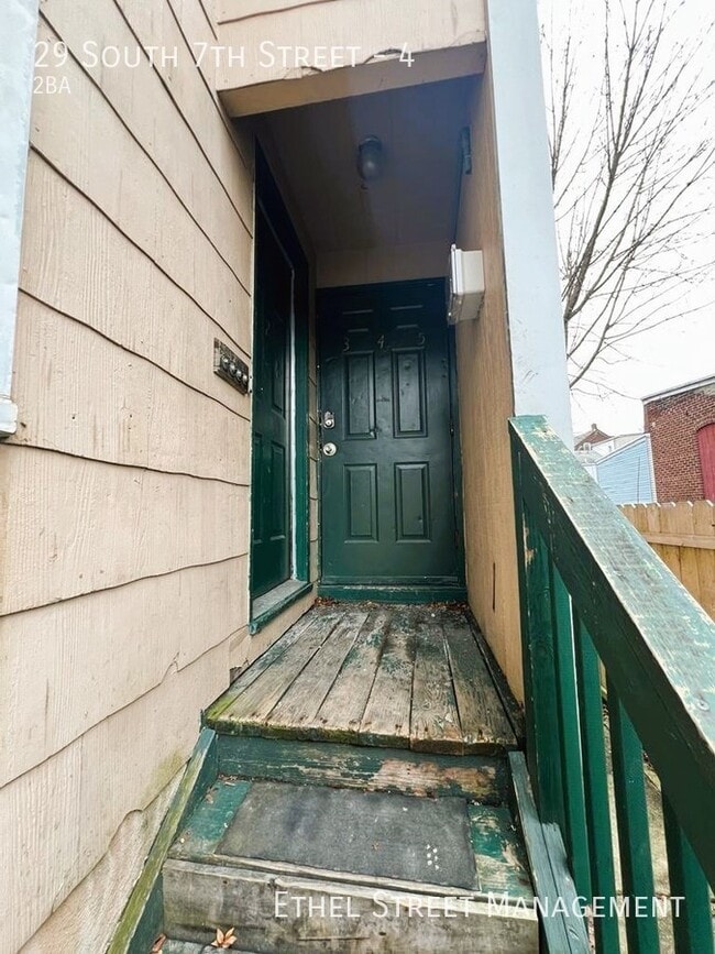 Building Photo - Newly-Updated 2 Bedroom Apartment