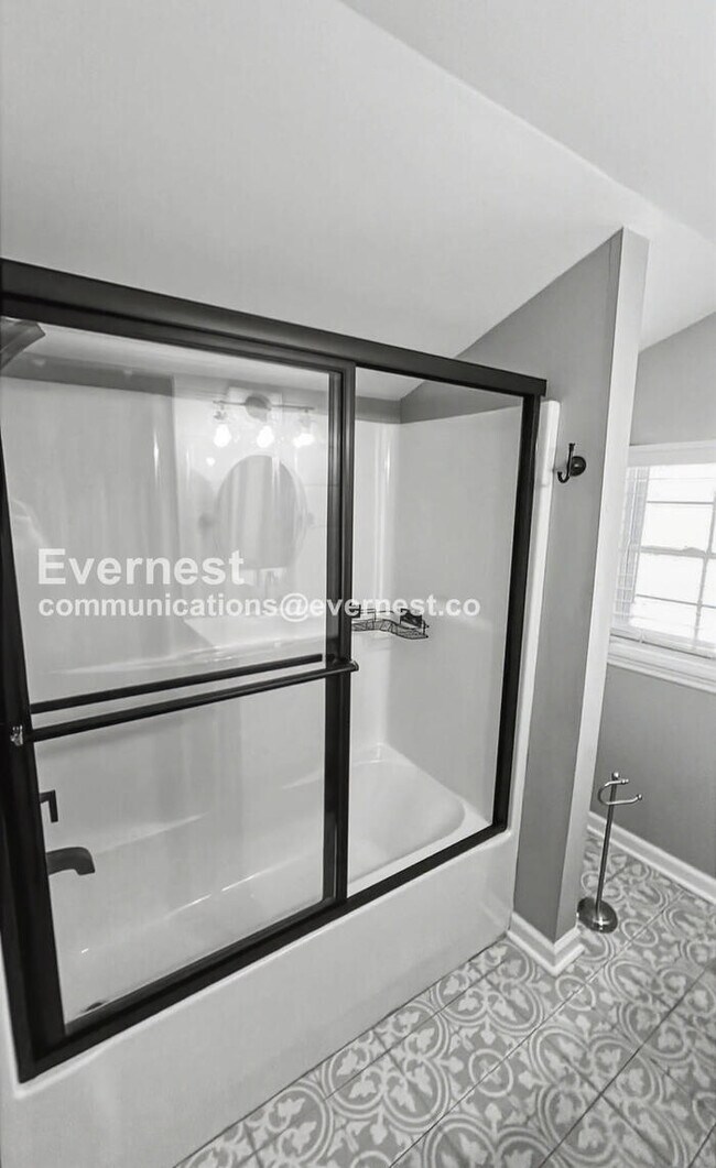 Building Photo - 3 Bed, 2 Bath Home with Fenced Yard / Pet-Friendly / Available Now!