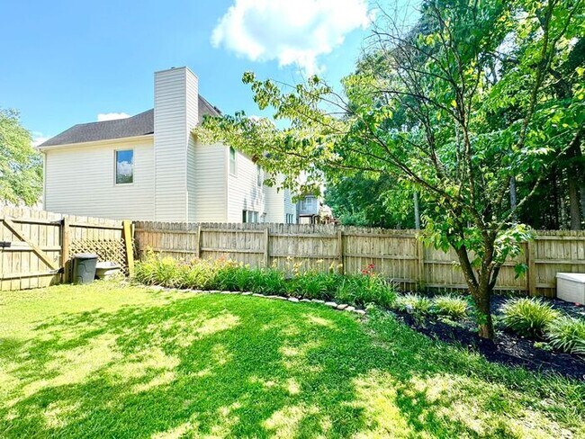 Building Photo - 1985 Peachbluff Dr