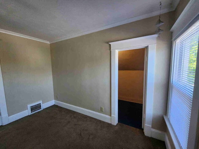 Building Photo - Large Bedrooms UPPER Oshkosh $1025