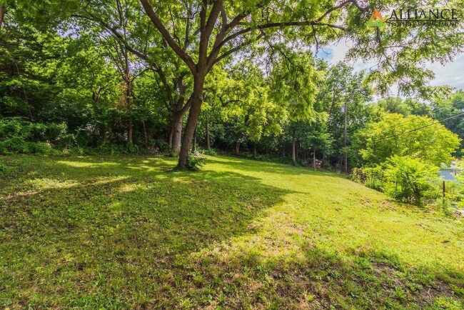 Building Photo - Close to Aggieville & K-State! **Lease from 8/7/26-7/31/27 ONLY!!**