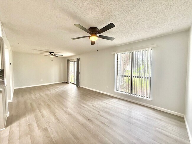 Building Photo - 308 Miracle Strip Pkwy SW