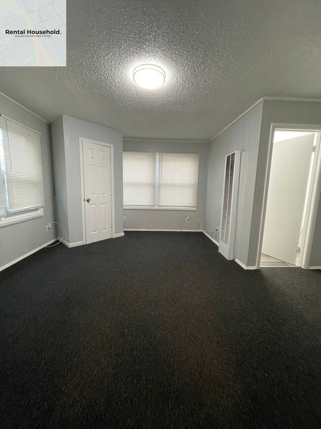 Building Photo - Beautiful 4 Bedroom Colonial Home-Section 8 ONLY