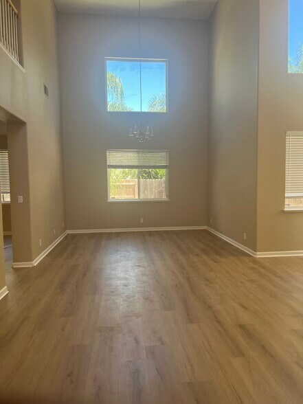 Building Photo - 1571 Riverview Ave
