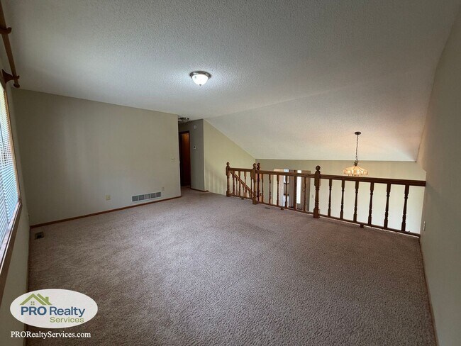 Building Photo - 5642 Royal Oaks Dr