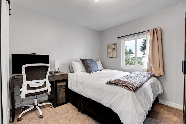 Building Photo - Modern and cozy 3 bedroom, 2 bath home