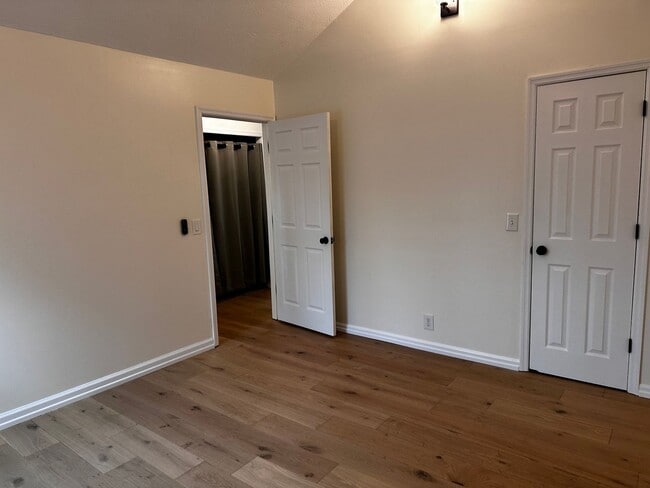 Building Photo - Sylvan Heights Renovated Two Bedroom