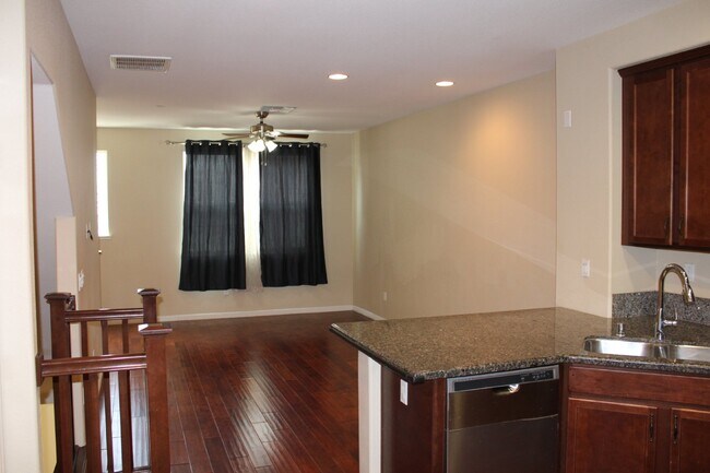 Building Photo - Beautiful 3 Bed, 3 Bath Condo in Perfect M...
