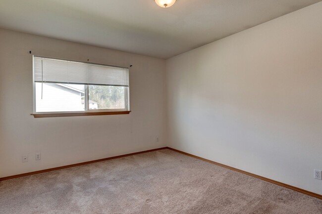 Building Photo - 1245-1431 NW Falls Creek Lp