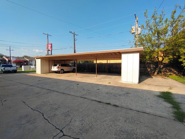 Building Photo - Park-Adjacent Unit in South Fort Worth - A...