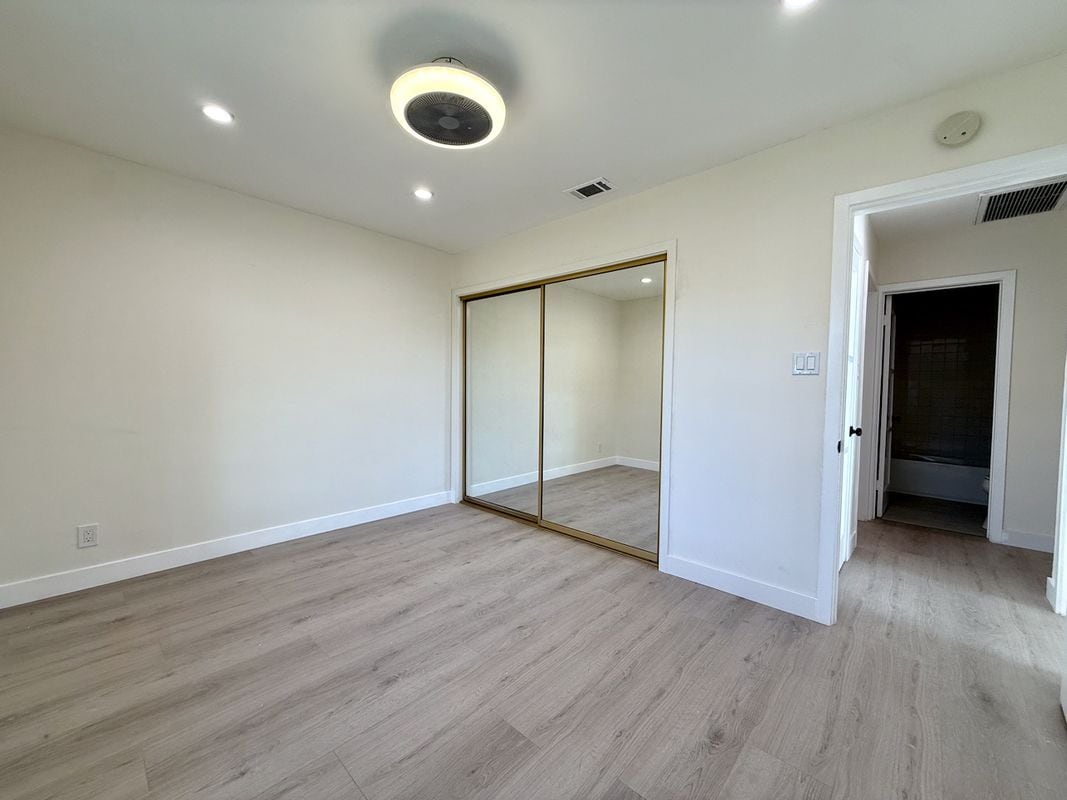 Building Photo - 1004 S Bruce Ln