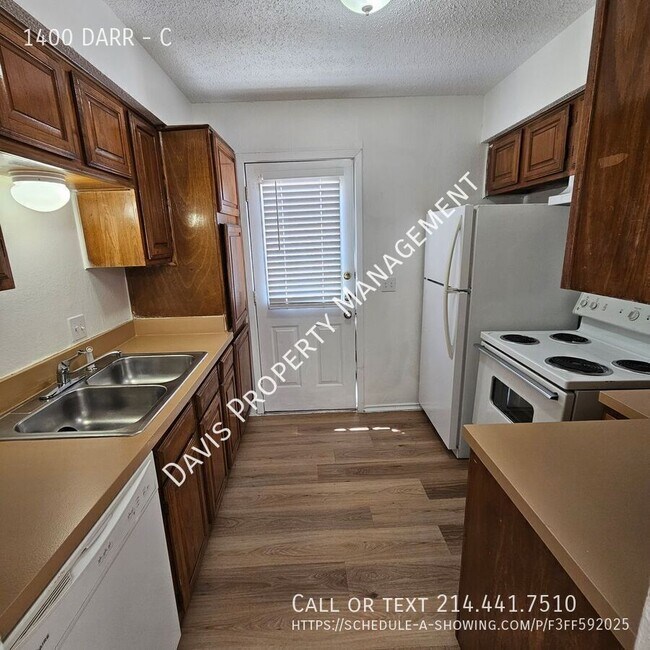 Building Photo - 1400 DARR-C