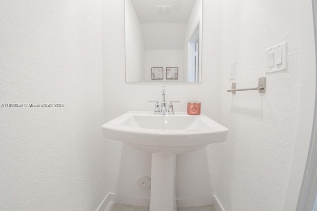 Building Photo - 544 NE 4th St