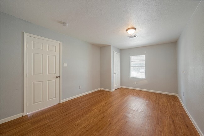 Building Photo - 5619 Willow Glen Dr