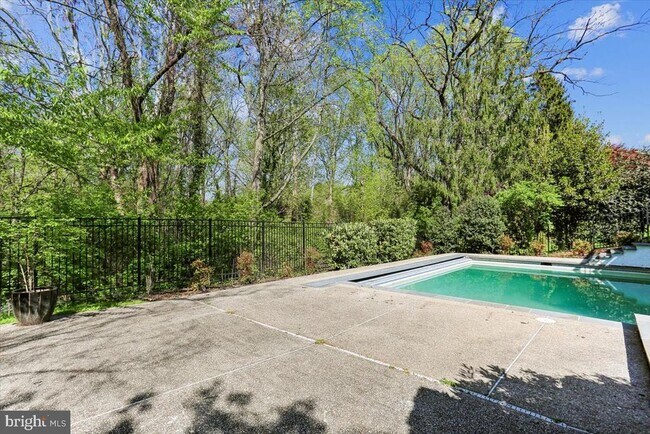 Building Photo - 4902 De Russey Pkwy