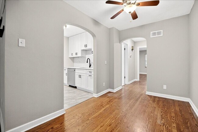 Building Photo - Robbie Junior