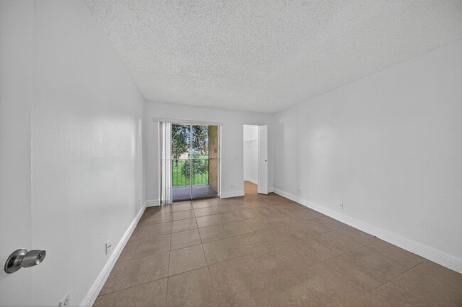 Building Photo - 913 Meadows Cir