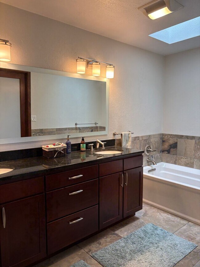 Building Photo - 4 Bed 2.5 Bath Home in North Boulder With ...