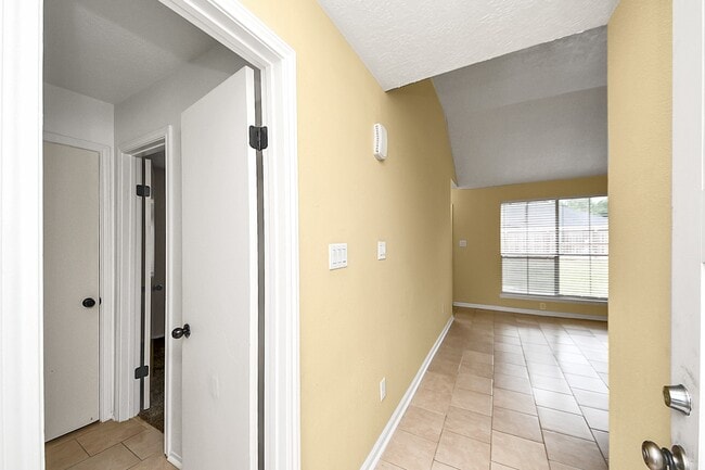 Building Photo - 2614 Village Cir Dr