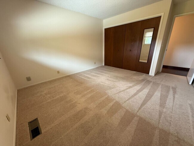 Building Photo - Fantastic 3 bedroom 2 bath Home in Montere...