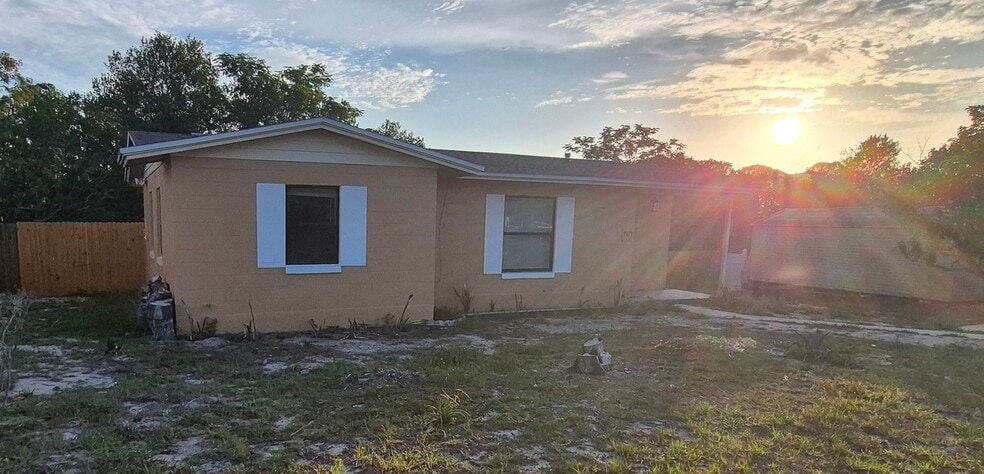 Building Photo - 7071 Holiday Dr