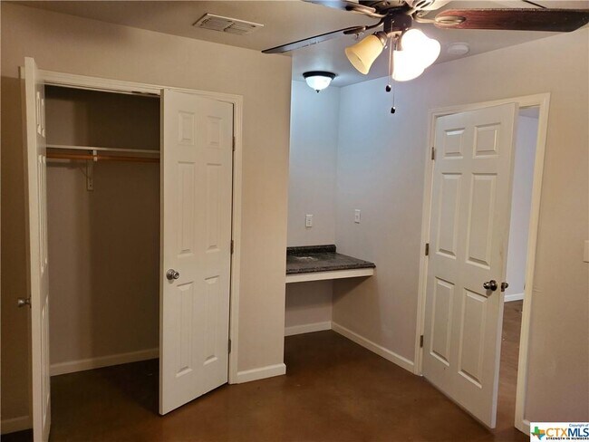 Building Photo - 1037 W Court St