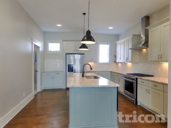 Building Photo - 1214 Hillwood Private Cove