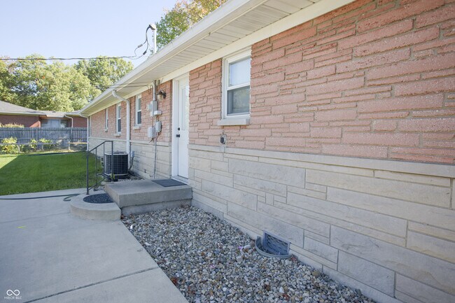 Building Photo - 150 E Beechwood Ln